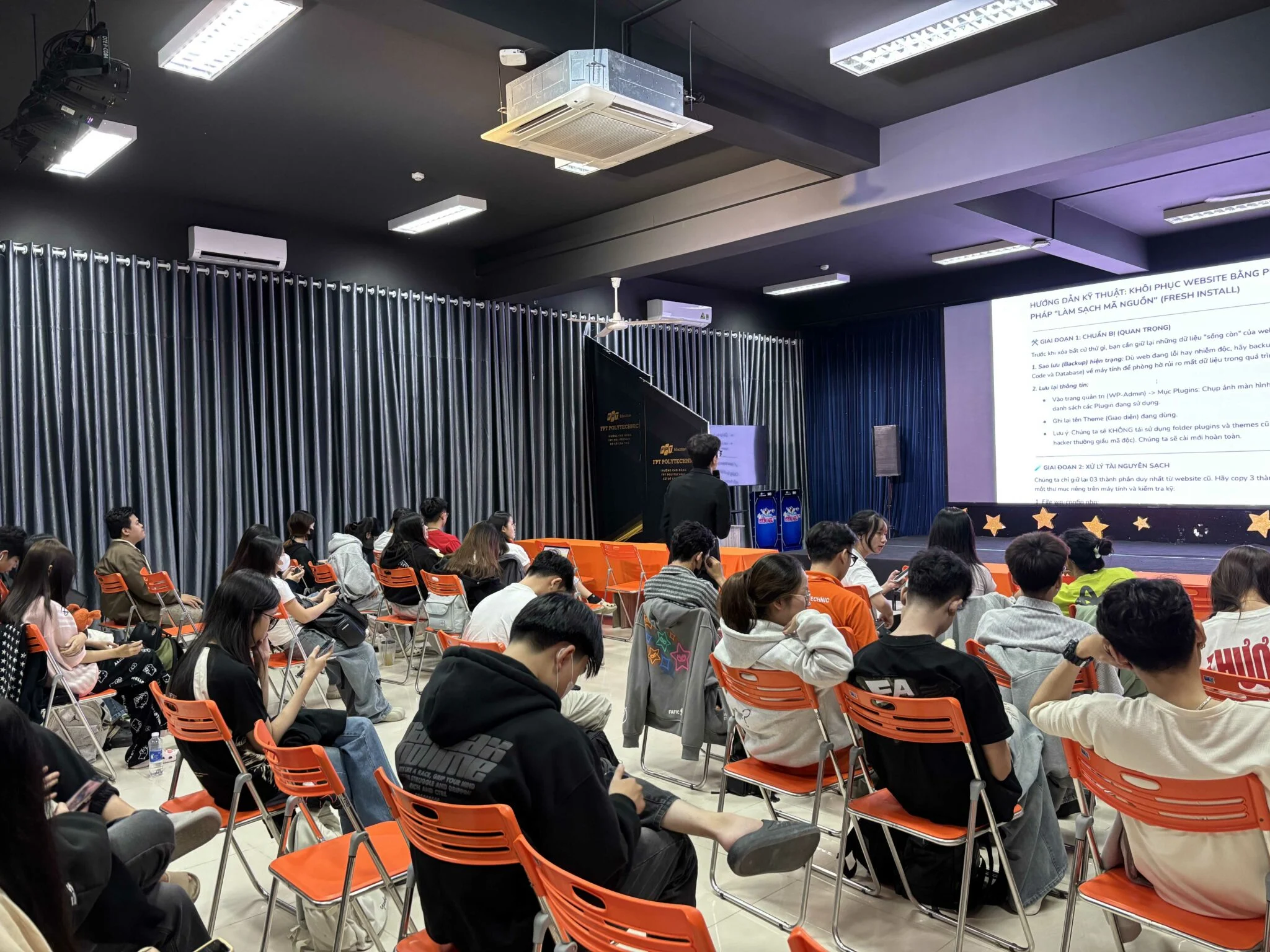 Các bạn sinh viên bắt đầu thực hành kiểm tra bảo mật website tại Workshop Safe Commerce 360°