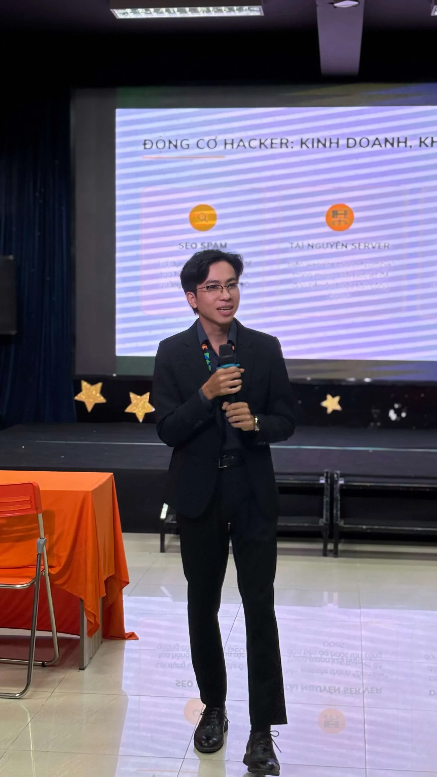 Nhân đang chia sẻ nội dung cách bảo mật toàn diện cho website thương mại điện tử tại Workshop