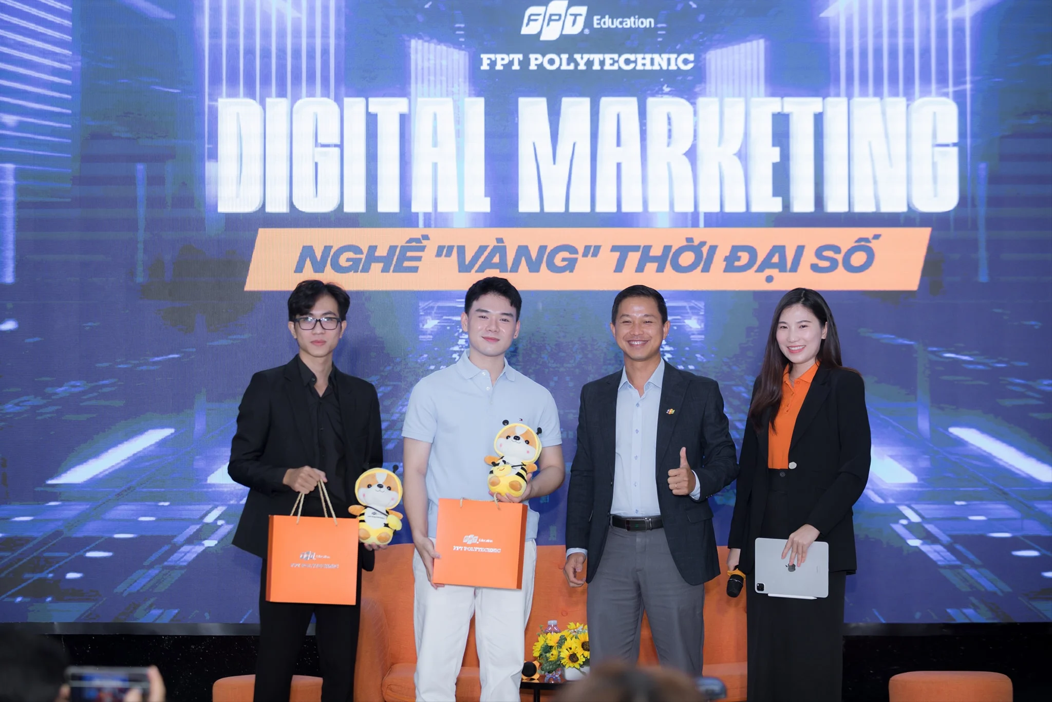 Diễn giả nhận quà lưu niệm FPT Polytechnic