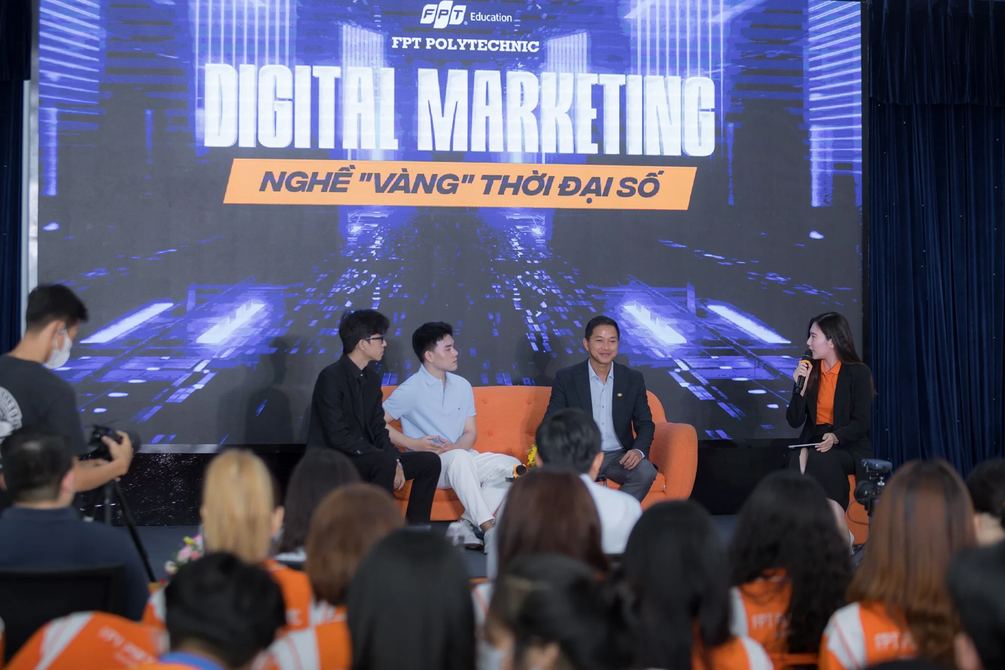 MC đặt câu hỏi diễn giả tọa đàm FPT Polytechnic