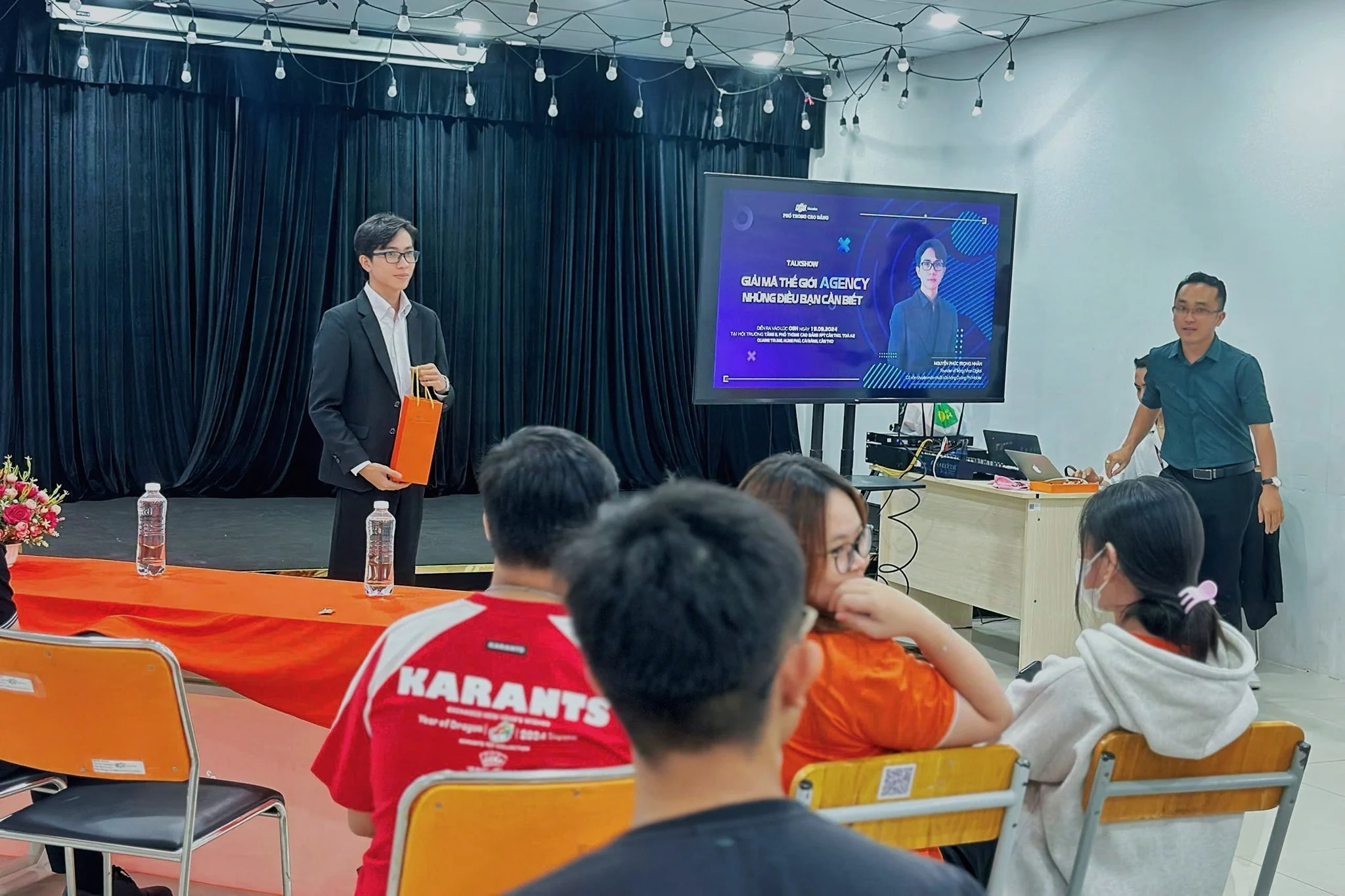 Nhân được tặng quà lưu niệm từ FPT Polyschool Cần Thơ