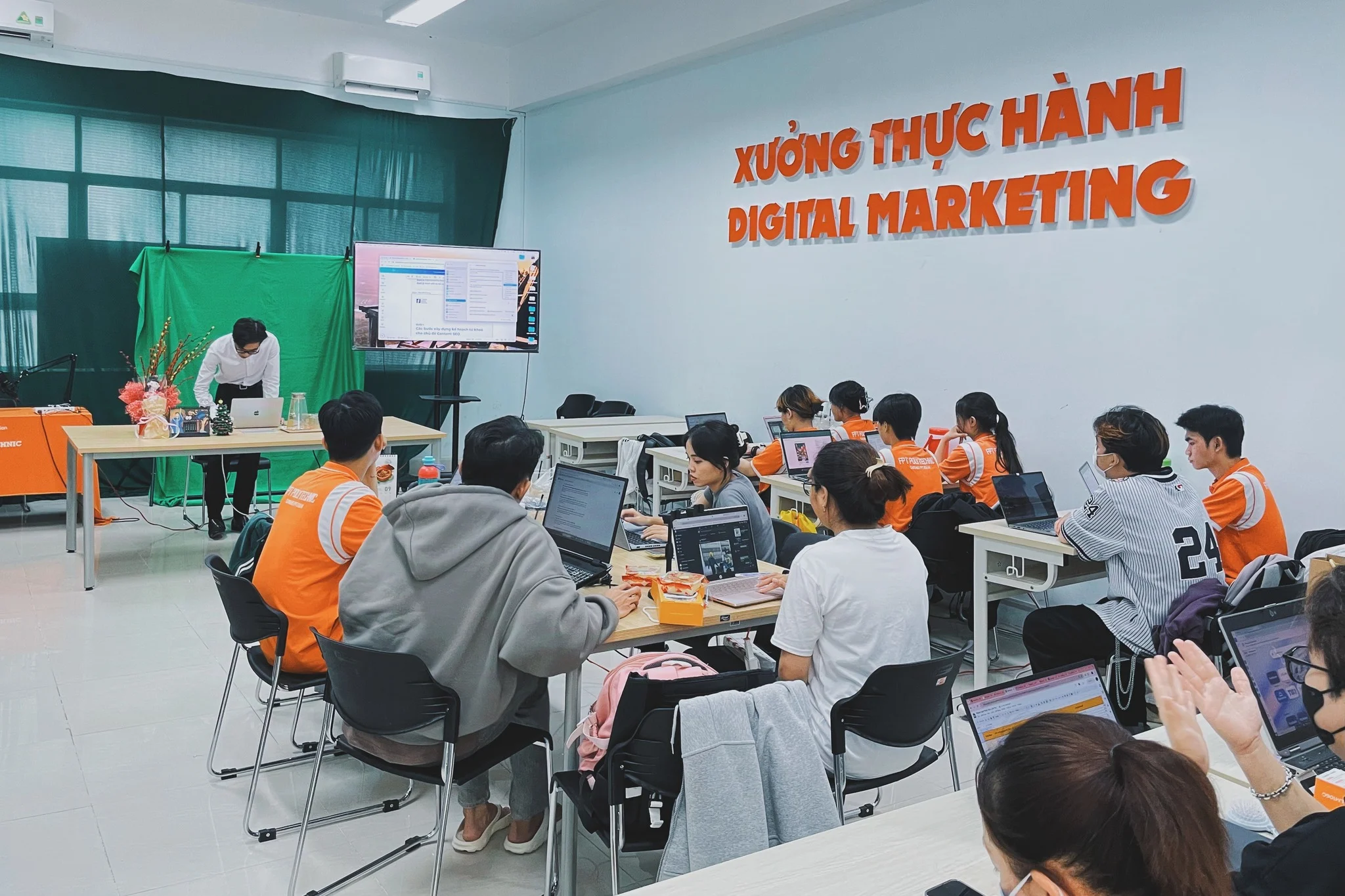 Nhân trình bày slide SEO Copywriting FPT Polytechnic