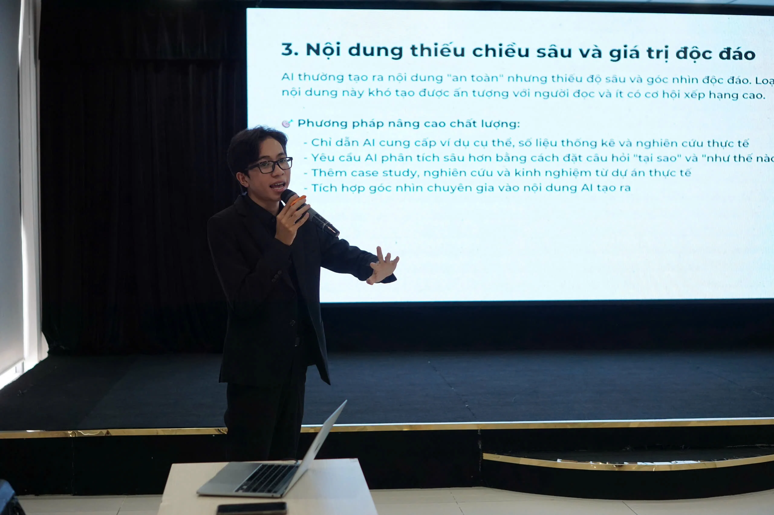 Nhân trình bày slide tại Workshop AI SEO tại FPT Polyschool