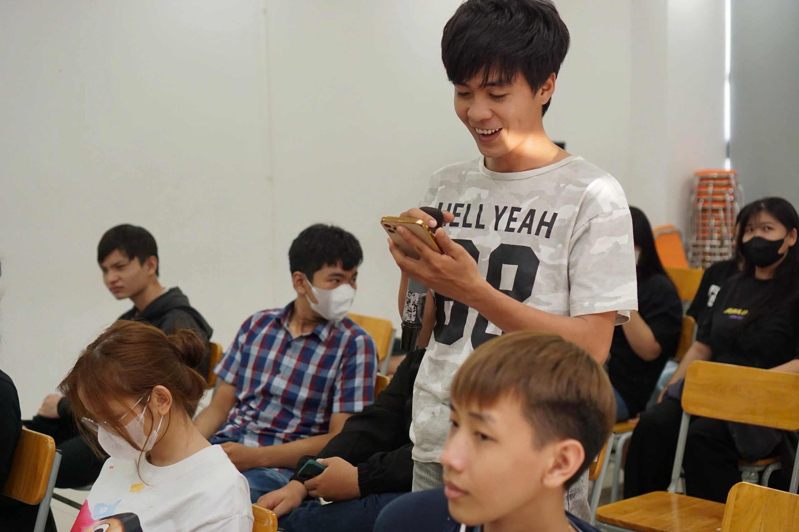 Sinh viên đặt câu hỏi cho Nhân tại Workshop AI SEO