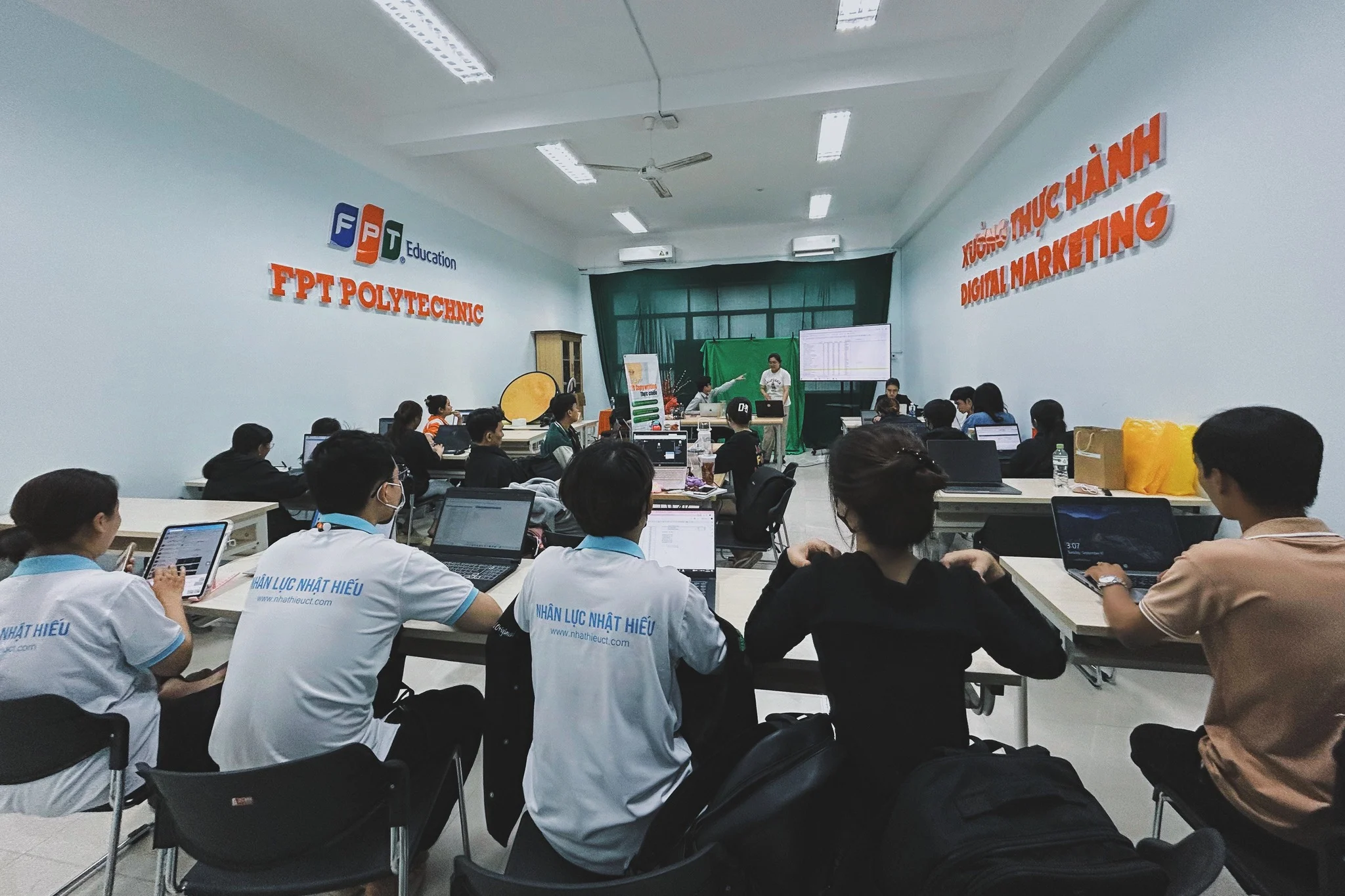Sinh viên Digital Marketing FPT Polytechnic tham gia Workshop SEO Copywriting