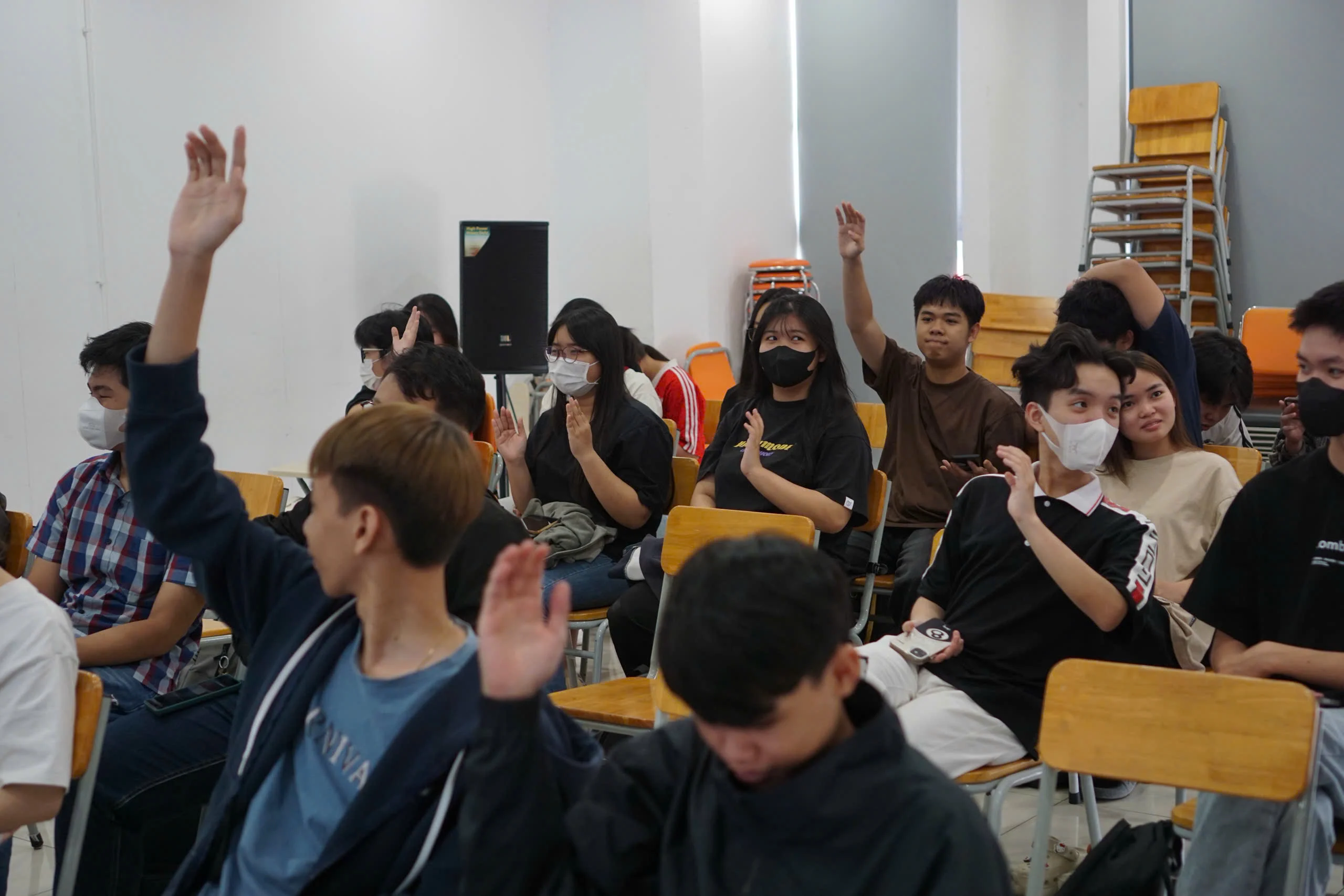 Sinh viên FPT Polyschool giơ tay đặt câu hỏi cho Nhân tại Workshop AI SEO